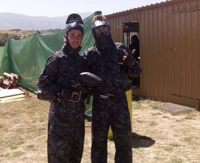dos chicos jugando al gotcha